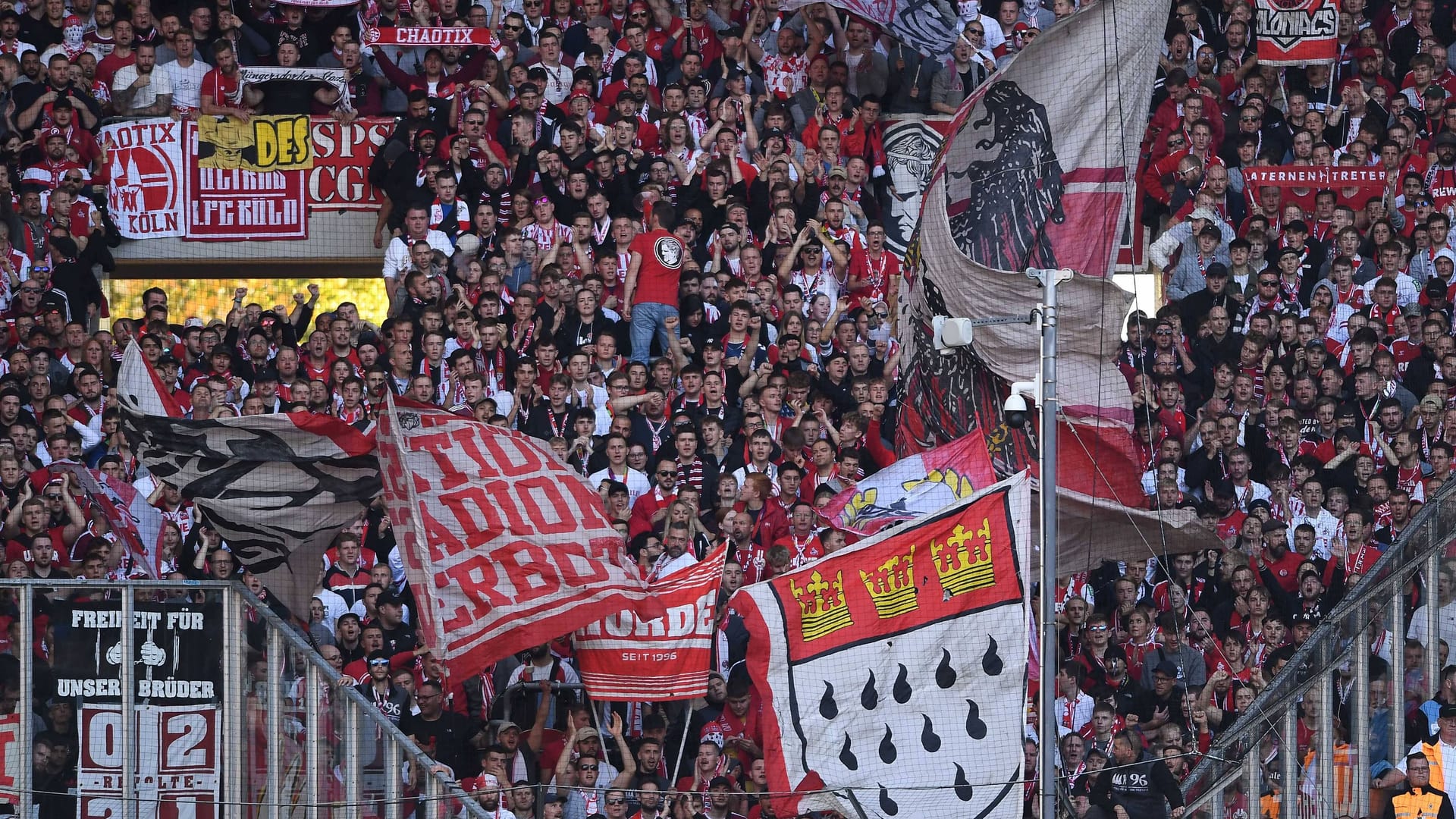 Kölner Block beim Derby am Sonntag (Archivfoto): Ein dort verteiltes Fanzine beschäftigt nun den Staatsschutz.