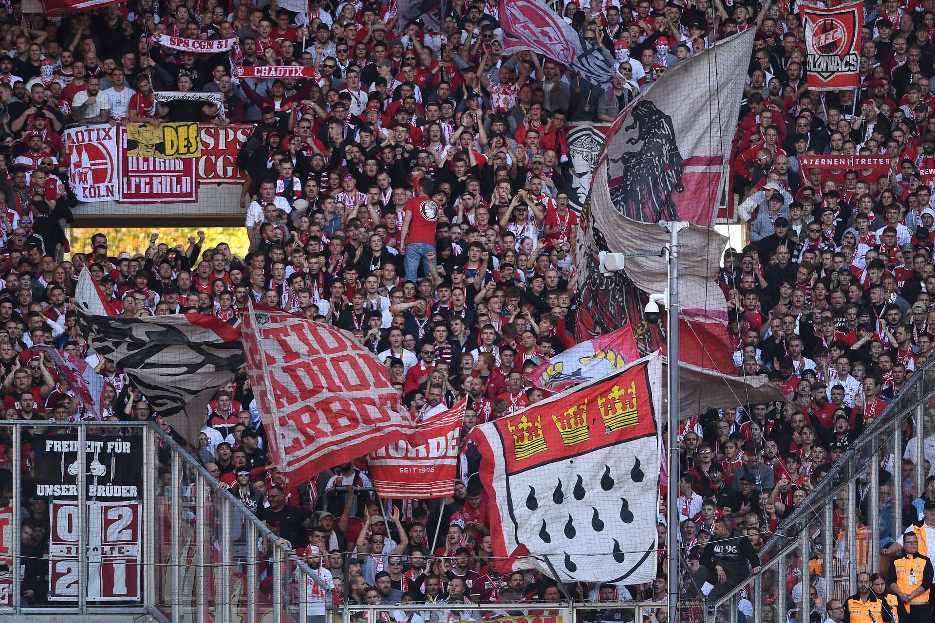 Kölner Block beim Derby am Sonntag (Archivfoto): Ein dort verteiltes Fanzine beschäftigt nun den Staatsschutz.