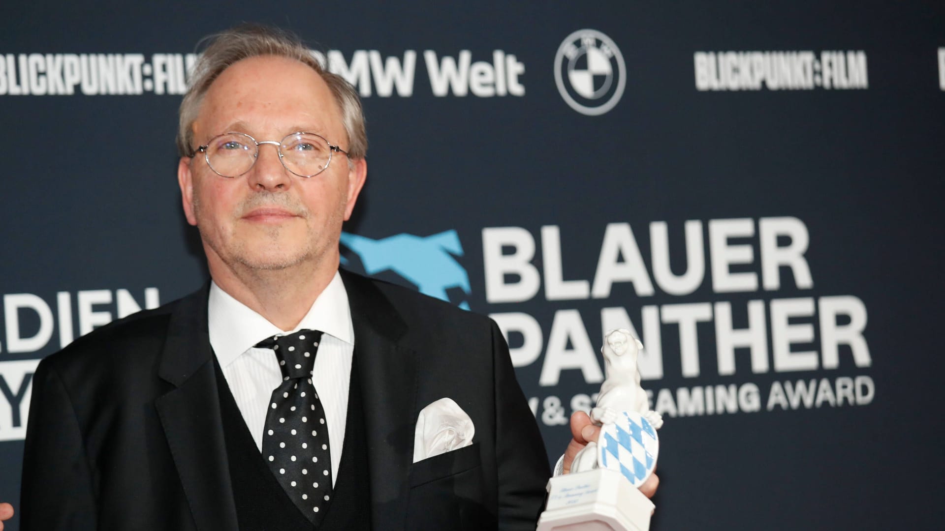 Komiker und Schauspieler Olli Dittrich mit dem Blauen Panther in München: Für seinen Film "Ich war Angela Merkel" erhielt der Hamburger den Bayerischen TV-Preis.