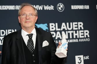 Komiker und Schauspieler Olli Dittrich mit dem Blauen Panther in München: Für seinen Film "Ich war Angela Merkel" erhielt der Hamburger den Bayerischen TV-Preis.