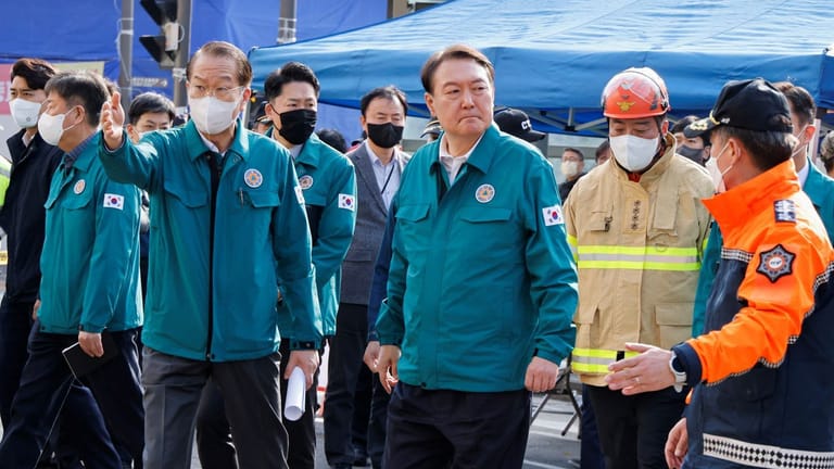 Der südkoreanische Präsident Yoon Suk-yeol vor Ort (Mitte): Er kündigte gründliche Untersuchungen an.