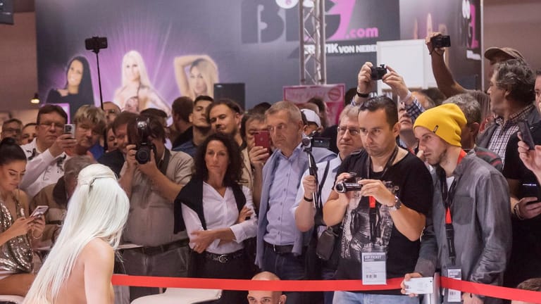 Zuschauer und Fotografen bei einer Show auf der "Venus": Die Messe feiert Jubiläum.