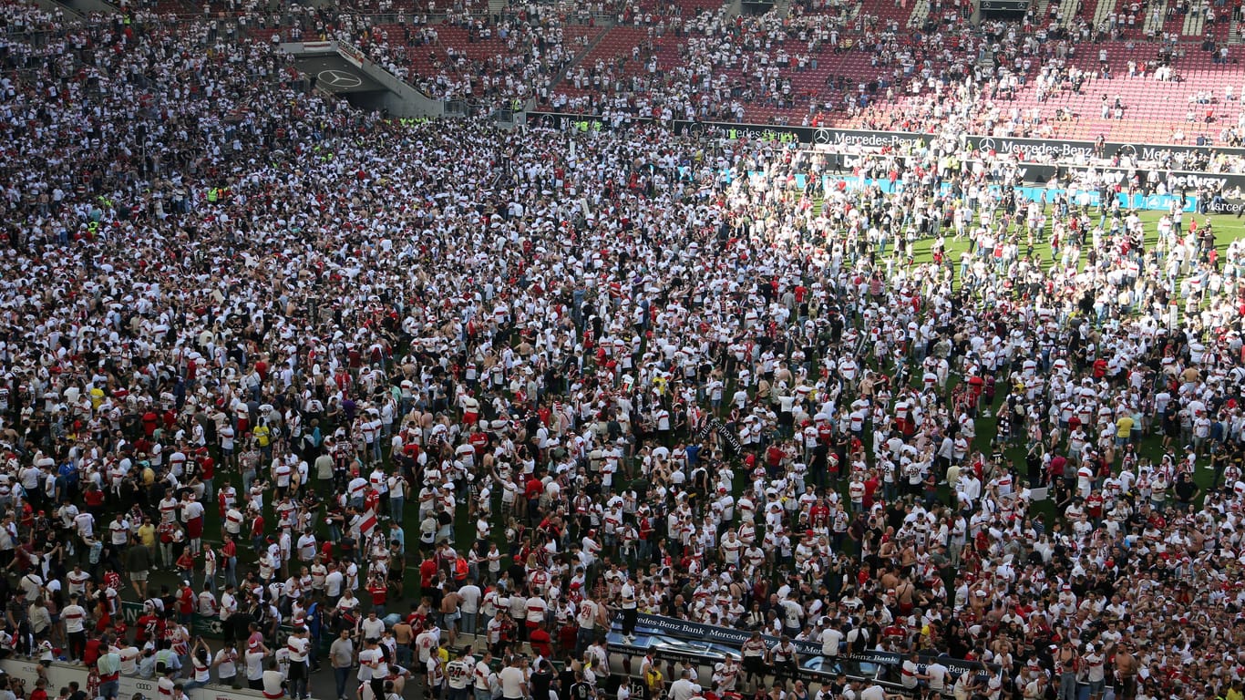 Fans des 1. FC Köln stürmen den Platz (Archivbild): Der Klub legte gegen das bisherige Urteil Berufung ein.