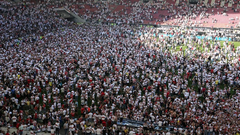 Fans des 1. FC Köln stürmen den Platz (Archivbild): Der Klub legte gegen das bisherige Urteil Berufung ein.