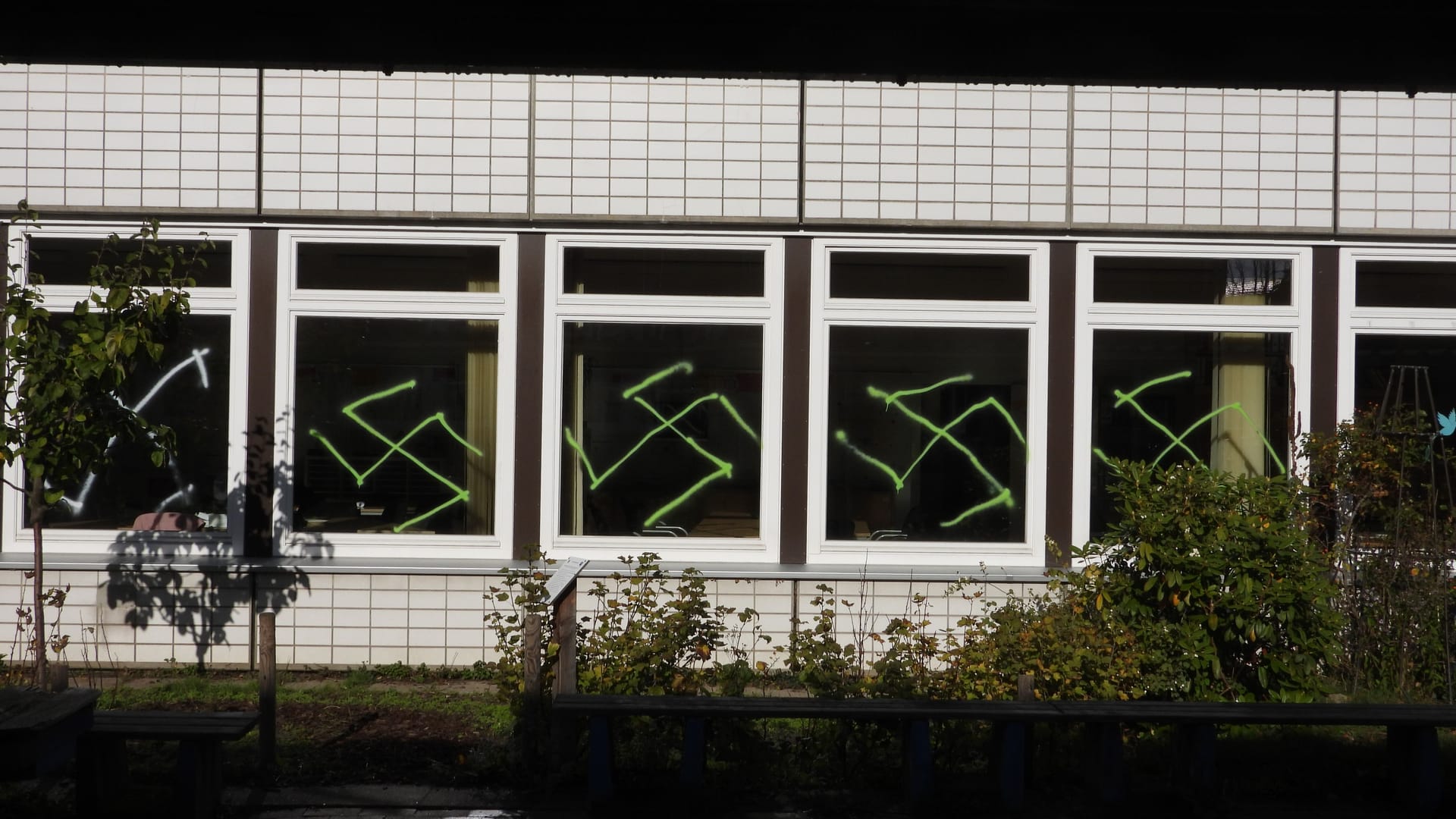Hakenkreuze an den Fenstern: