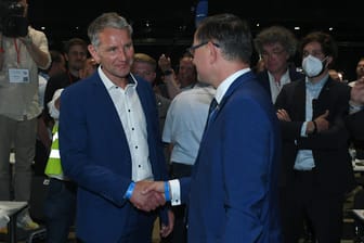 Höcke und AfD-Parteichef Tino Chrupalla auf dem Bundesparteitag in Riesa im Juni: Viele Höcke-Vertraute sitzen nun im Vorstand.