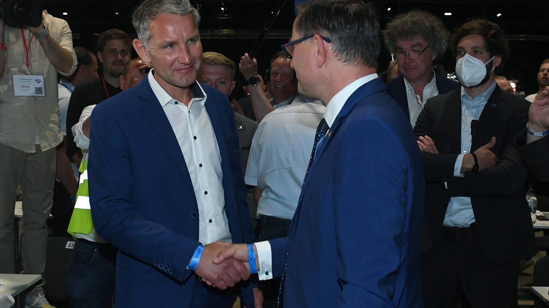 Höcke und AfD-Parteichef Tino Chrupalla auf dem Bundesparteitag in Riesa im Juni: Viele Höcke-Vertraute sitzen nun im Vorstand.