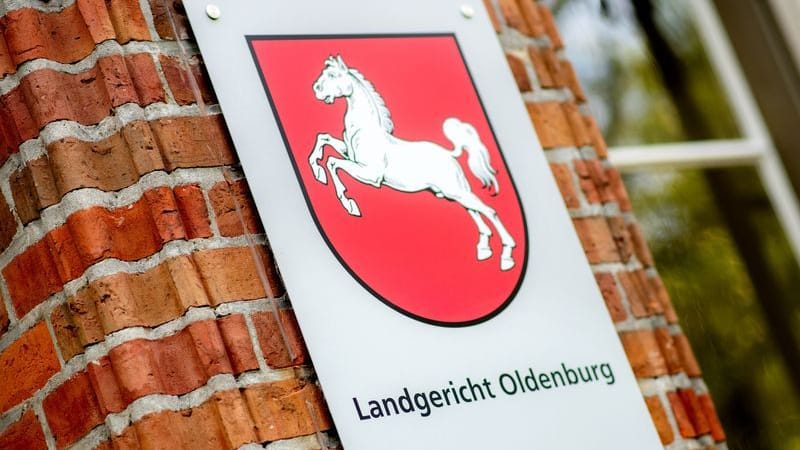 Ein Schild mit dem niedersächsischen Landeswappen hängt am Eingang zum Landgericht Oldenburg (Archivfoto): Niels Högel sitzt wegen 85-fachen Mordes in Haft.