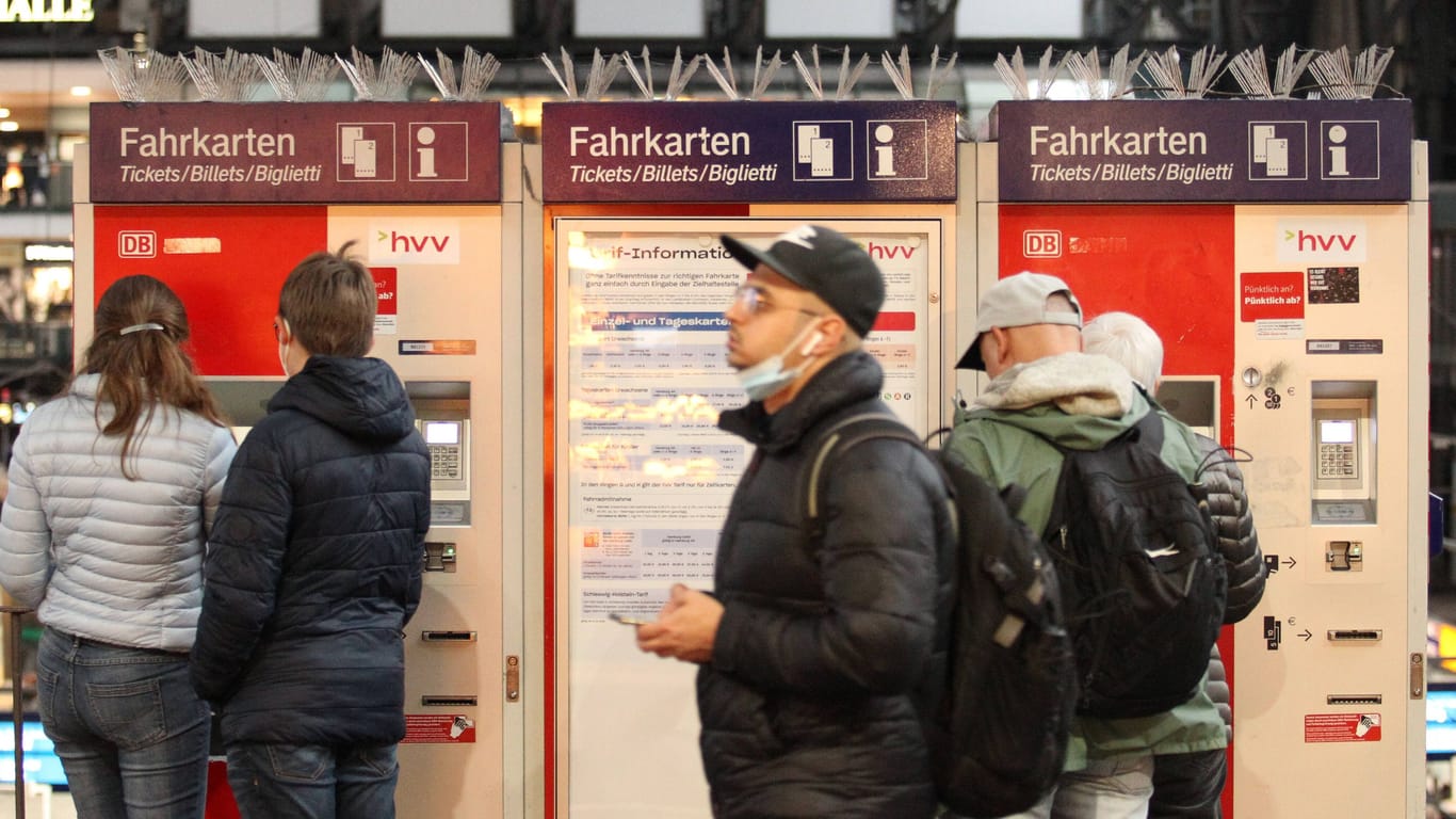 Passanten stehen vor Fahrkartenautomaten am Hauptbahnhof Hamburg (Archivbild): Die Sozialbehörde will an ihrem Sozialrabatt festhalten.