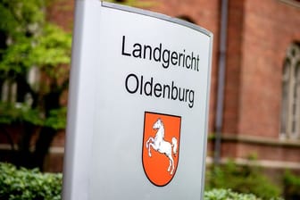 Der Eingang zum Landgericht Oldenburg (Archivbild): Im Prozess gegen den Patientenmörder Högel sollte eine Mitverantwortung seiner Vorgesetzten geklärt werden.
