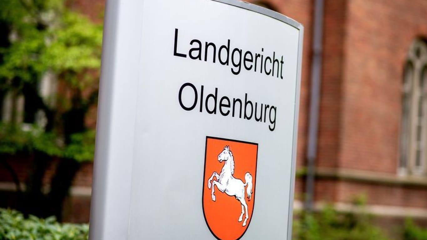 Der Eingang zum Landgericht Oldenburg (Archivbild): Im Prozess gegen den Patientenmörder Högel sollte eine Mitverantwortung seiner Vorgesetzten geklärt werden.