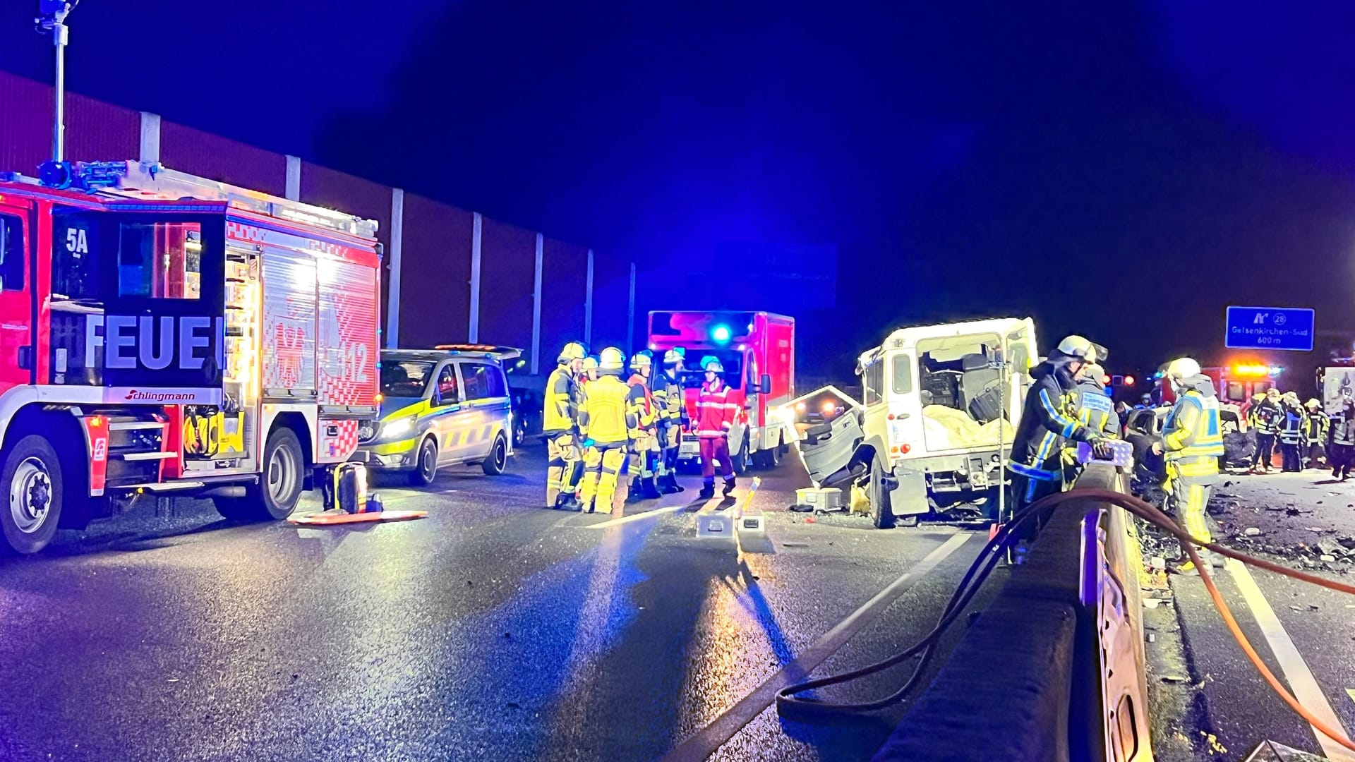 Der verunfallte Landrover auf der A40: Die Aufräumarbeiten dauern bis Freitagmittag an.