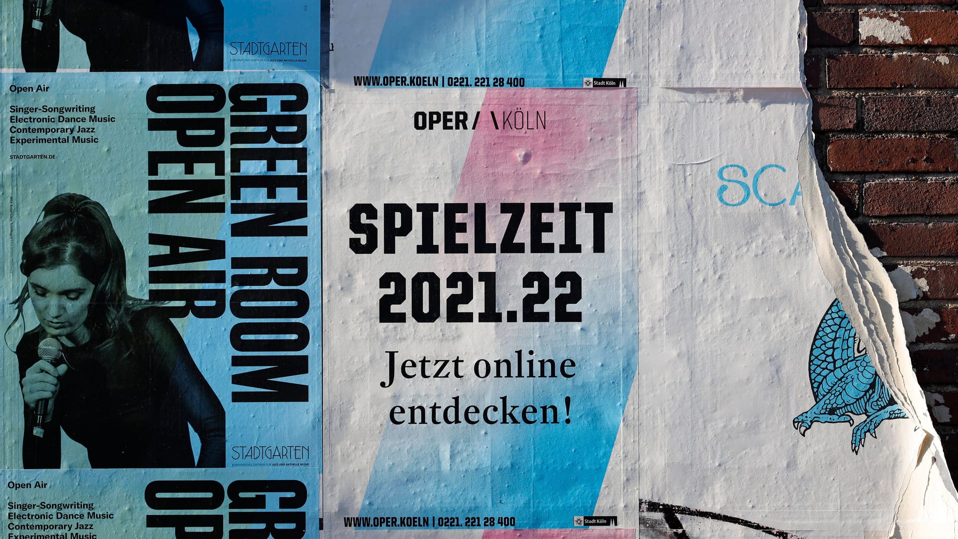 Plakate für Kulturevents hängen an einer Wand in Köln Ehrenfeld (Archivbild): Demnächst soll es eine Kultur-Flatrate geben.