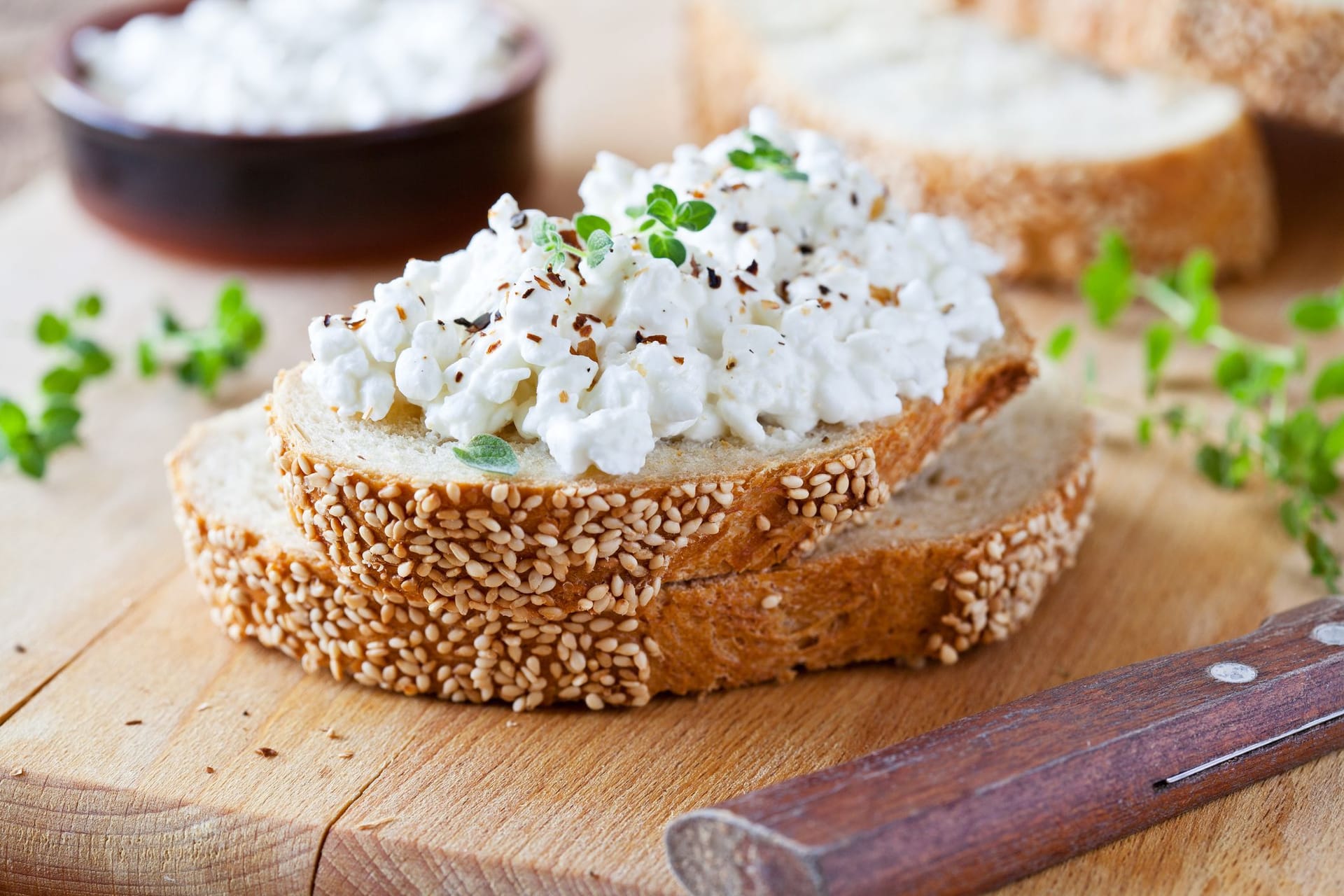 Hüttenkäse: In der kalorienarmen Käsesorte steckt viel Protein.