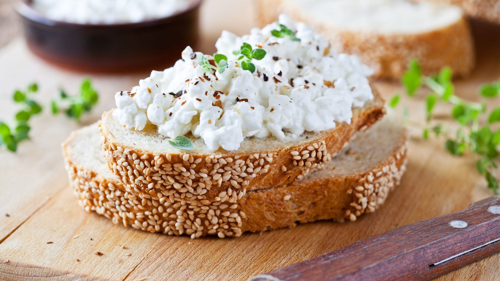 Hüttenkäse: In der kalorienarmen Käsesorte steckt viel Protein.