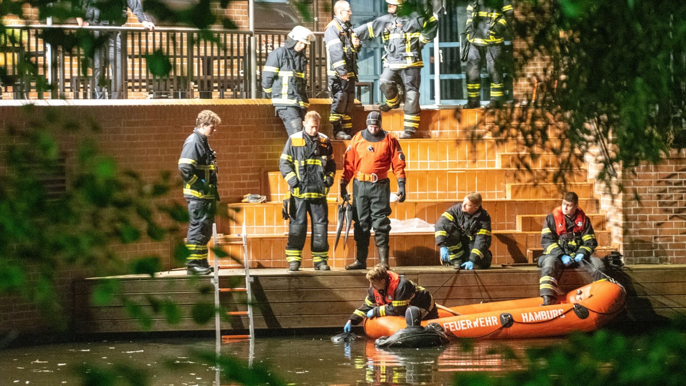 Einsatzkräfte am Bürgerhaussee in Wilhelmsburg: Hier hatten Passanten eine Wasserleiche entdeckt.