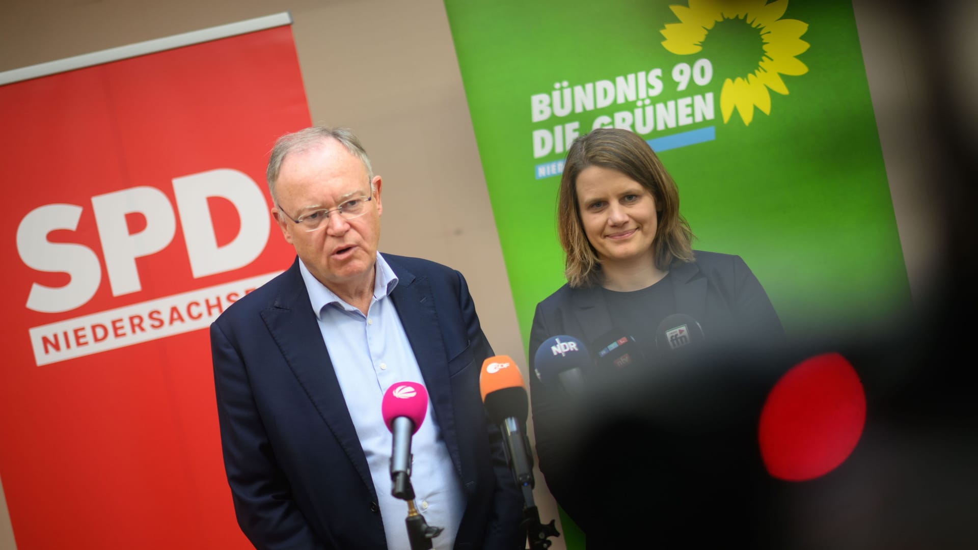 Stephan Weil (SPD) und Julia Willie Hamburg (Bündnis 90/Die Grünen) geben ein Pressestatement zu geplanten Koalitionsverhandlungen zwischen SPD und Grünen in Niedersachsen.