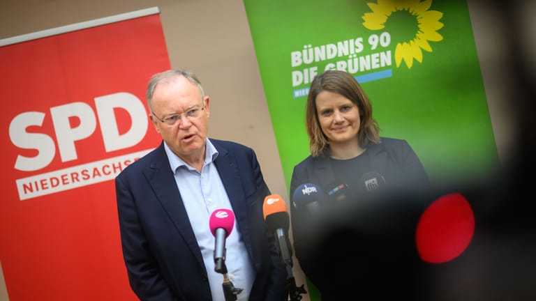 Stephan Weil (SPD) und Julia Willie Hamburg (Bündnis 90/Die Grünen) geben ein Pressestatement zu geplanten Koalitionsverhandlungen zwischen SPD und Grünen in Niedersachsen.