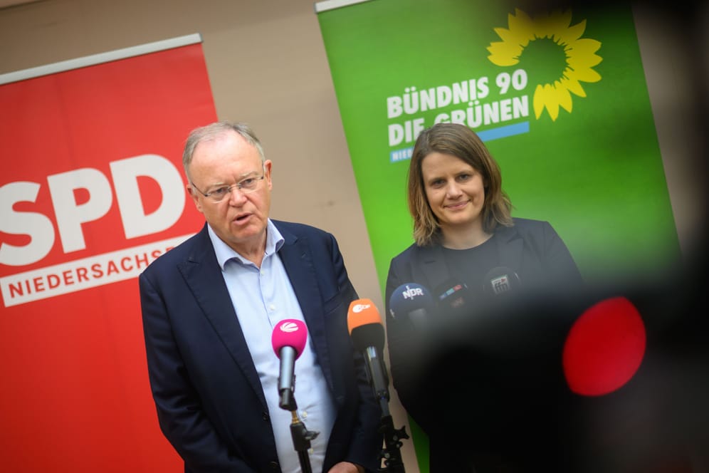 Stephan Weil (SPD) und Julia Willie Hamburg (Bündnis 90/Die Grünen) geben ein Pressestatement zu geplanten Koalitionsverhandlungen zwischen SPD und Grünen in Niedersachsen.