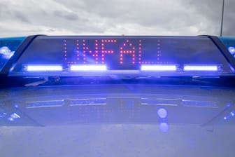 Blaulicht und LED-Anzeige auf dem Dach eines Polizeifahrzeugs (Symbolfoto): Die Identität des Toten war zunächst unklar.