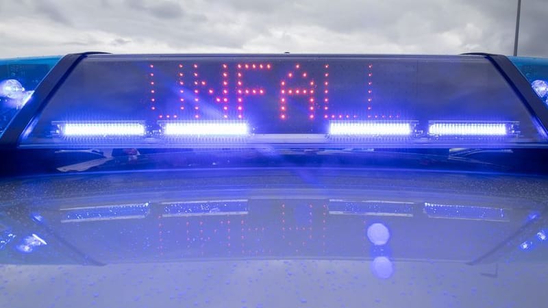 Blaulicht und LED-Anzeige auf dem Dach eines Polizeifahrzeugs (Symbolfoto): Die Identität des Toten war zunächst unklar. Blaulicht und LED-Anzeige auf dem Dach eines Polizeifahrzeugs (Symbolfoto): Die Identität des Toten war zunächst unklar.