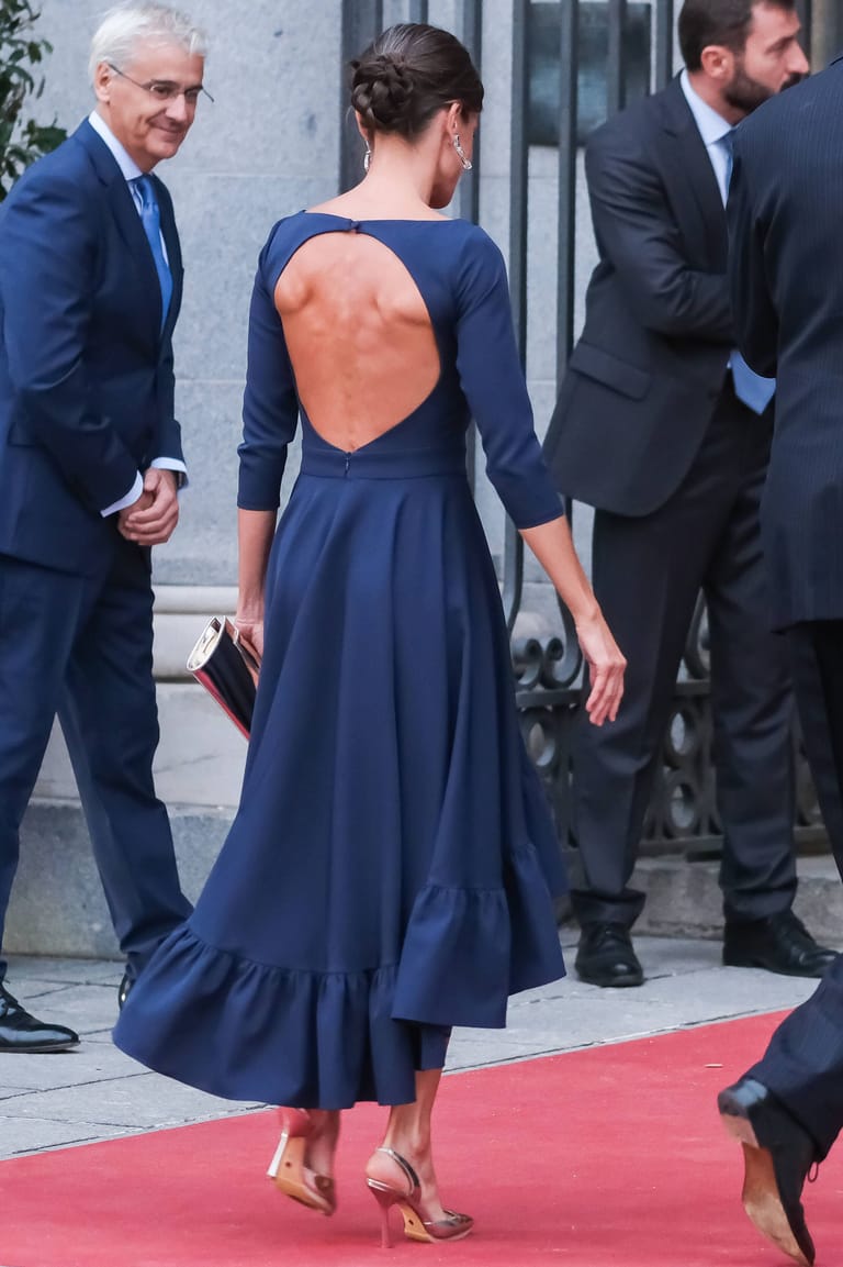 Königin Letizia zeigt Haut.
