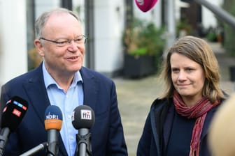 Stephan Weil (SPD) und Julia Willie Hamburg, Fraktionsvorsitzende von Bündnis 90/Die Grünen im Landtag und Spitzenkandidatin ihrer Partei zur Landtagswahl.