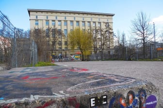 Der angesagte Szene-Club Berghain in Berlin (Archivbild): Gerüchte um eine mögliche Schließung zerstreuen sich wieder.