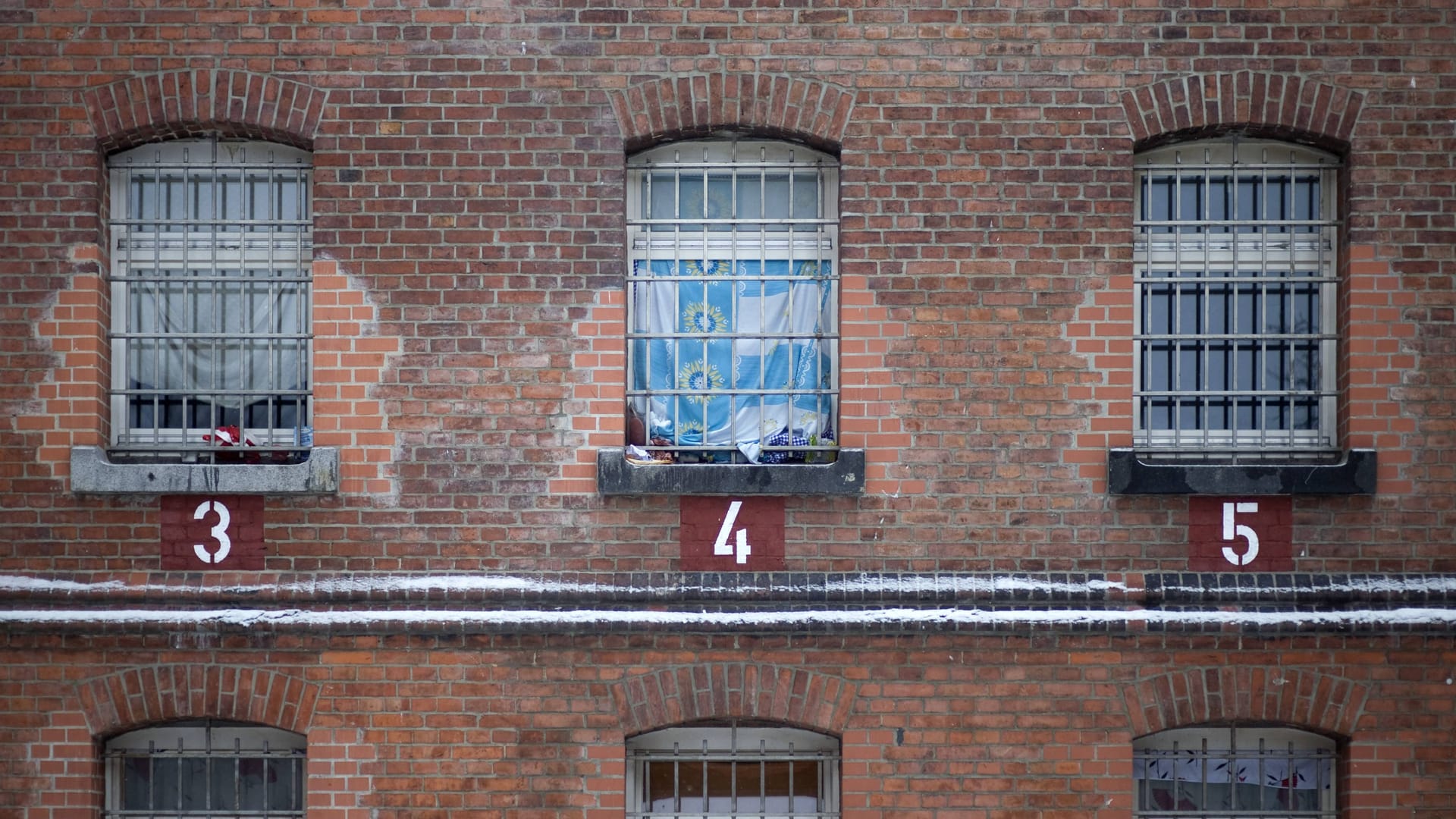 Justizvollzugsanstalt in Berlin (Symbolbild): In der Hauptstadt ist ein zweifacher Mörder auf der Flucht.