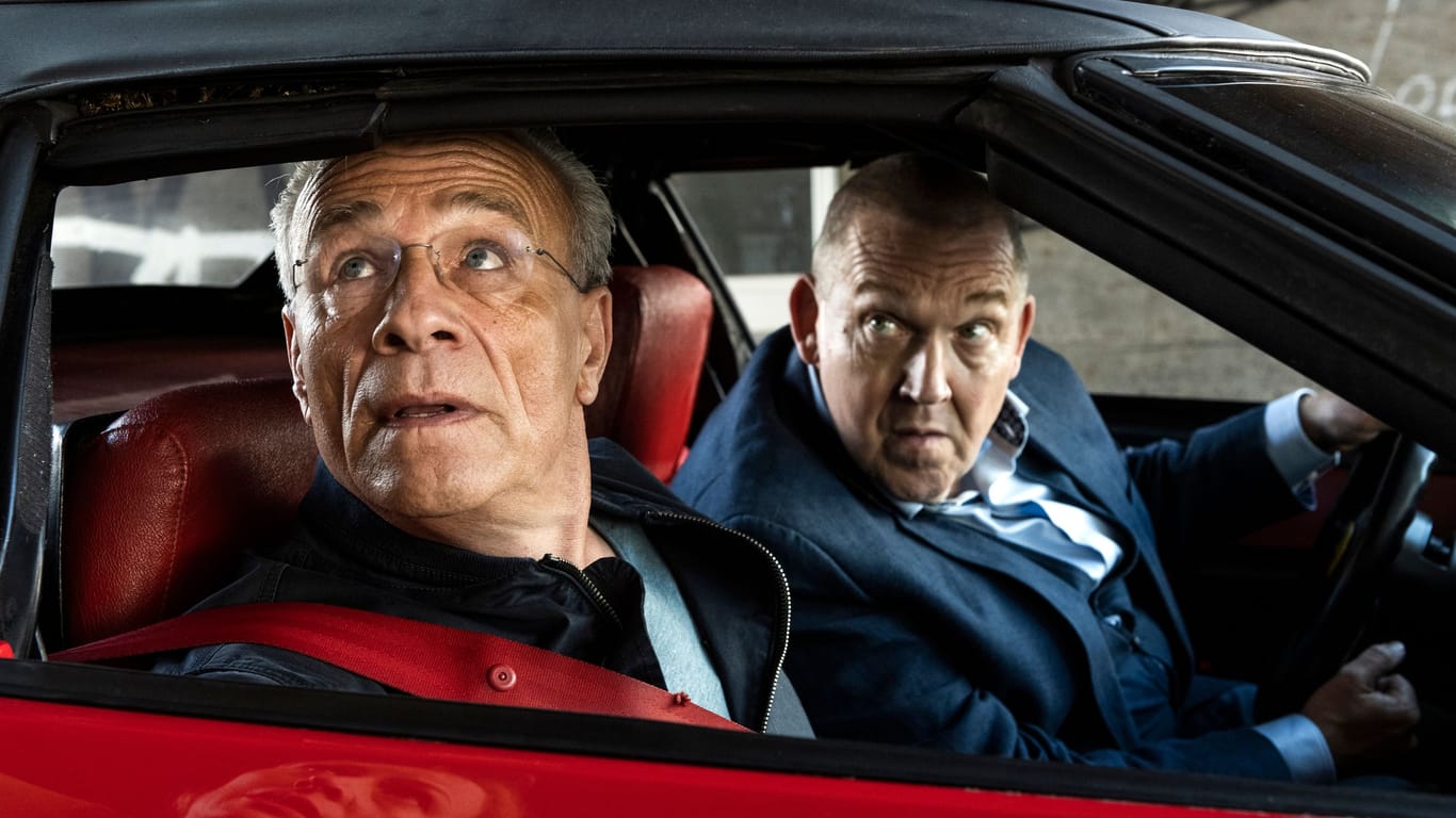 Die "Tatort"-Kommissare Max Ballauf (Klaus J. Behrendt, links) und Freddy Schenk (Dietmar Bär) in einem roten Sportwagen. (Archivbild).