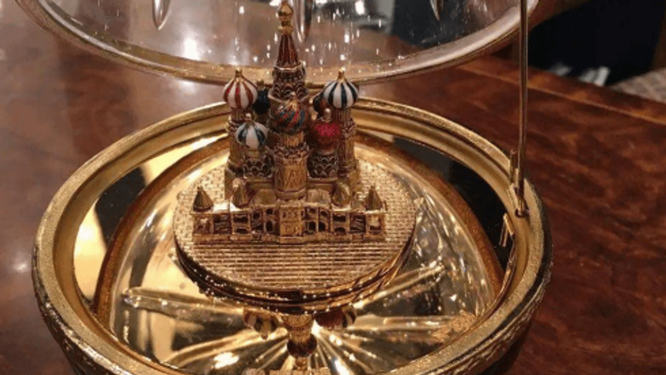 Das Fabergé-Ei mit der Kathedrale sei identisch mit einem der vier Eier, die bei der Razzia beschlagnahmt wurden, sagt Usmanow.
