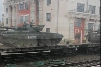 Sowjetische Panzer vom Typ T-72A in Belarus: Am 19. Oktober sollen sie im russischen Rostow und im russisch besetzten Donezk in der Ukraine eintreffen.