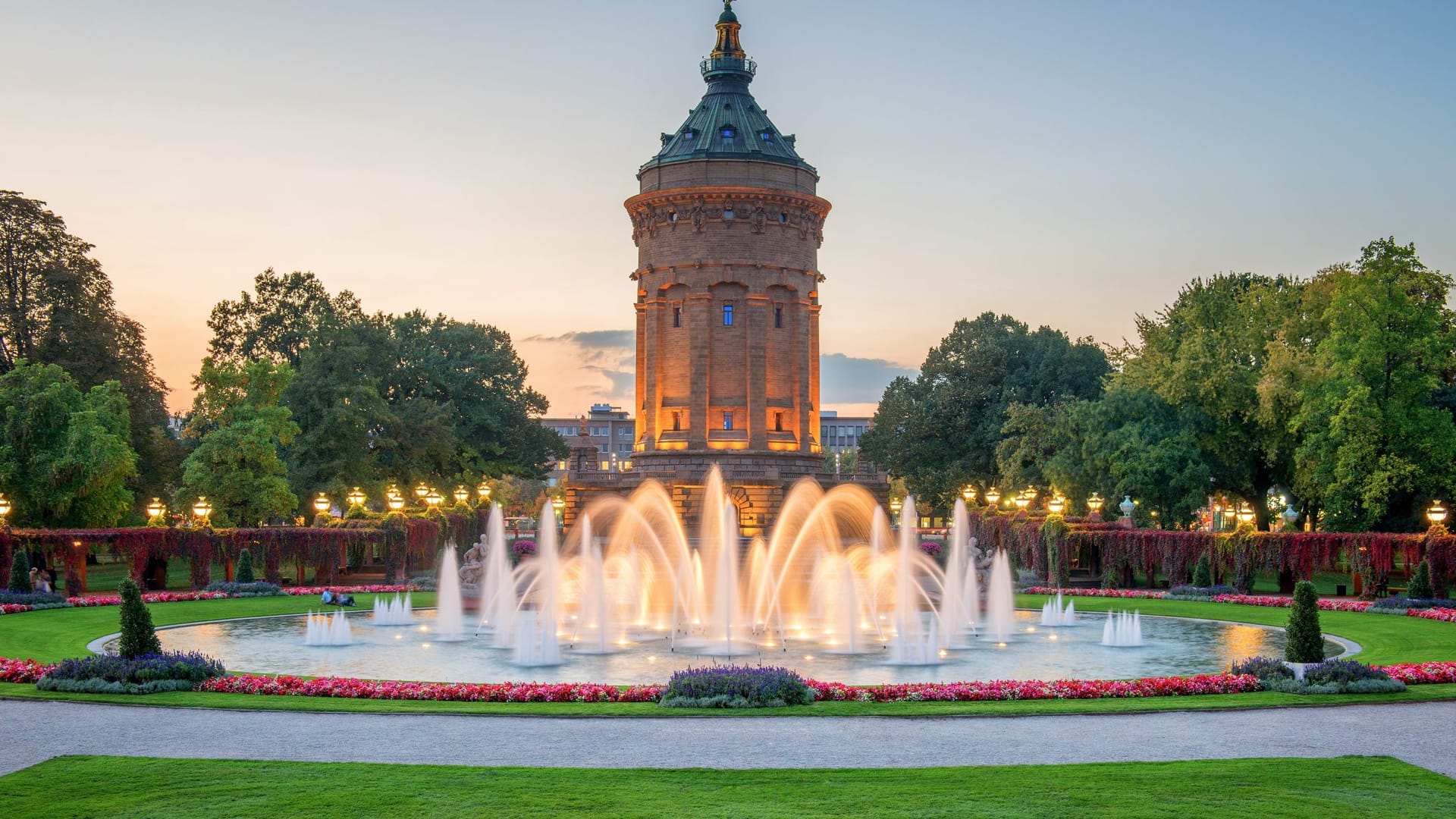 Wasserspiele: Im Zentrum der Stadt beeindruckt der alte Wasserturm beim Schlendern durch den Rosengarten.