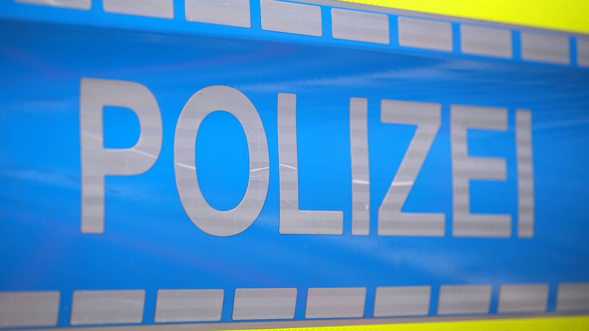 Ein Polizei-Schriftzug (Archivbild): Eine vermisste Person aus Berlin ist gestorben. Ein Polizei-Schriftzug (Archivbild): Eine vermisste Person aus Berlin ist gestorben.