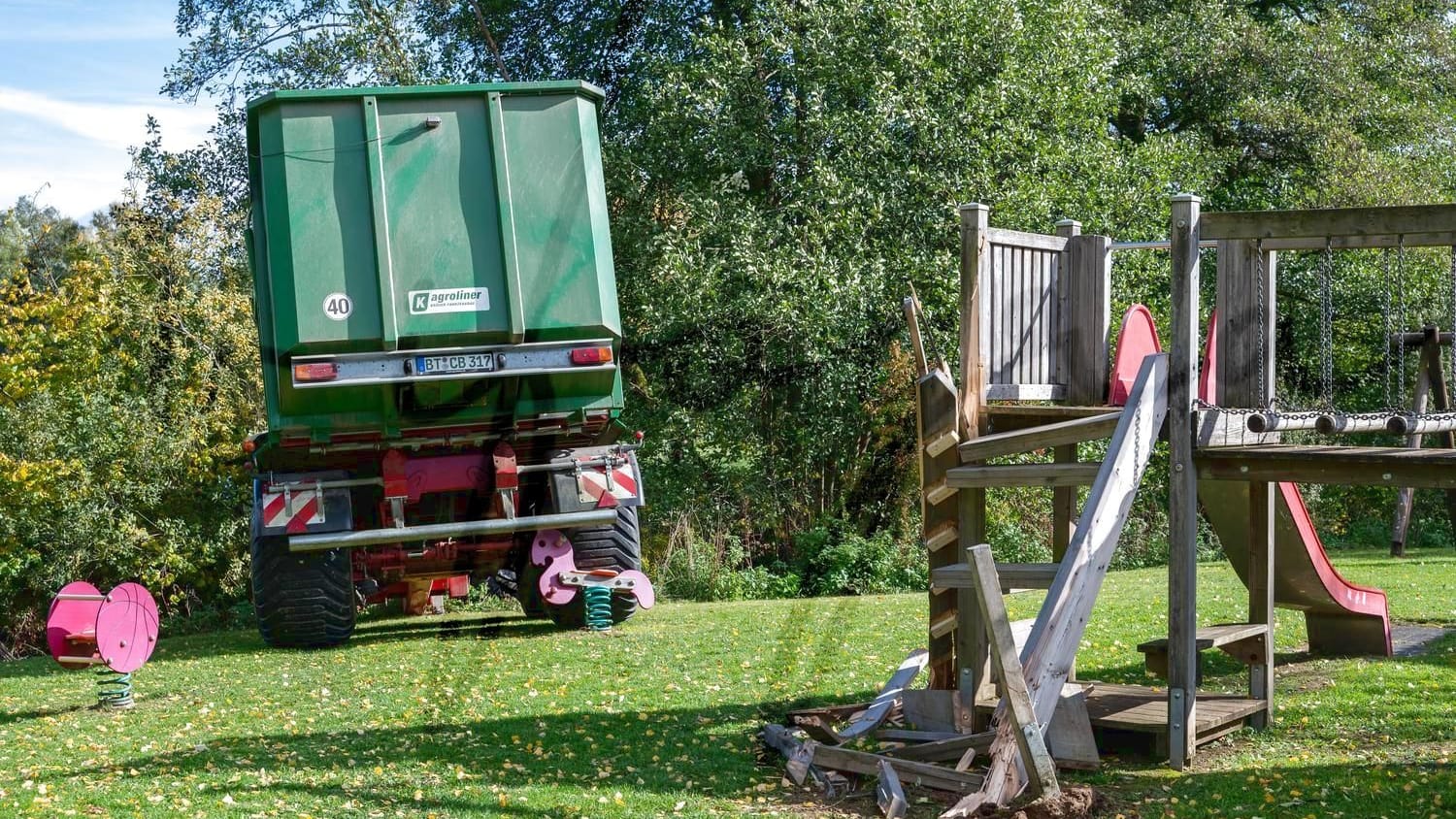 Der Traktor des 36-Jährigen kam auf einem Spielplatz zum Stillstand.