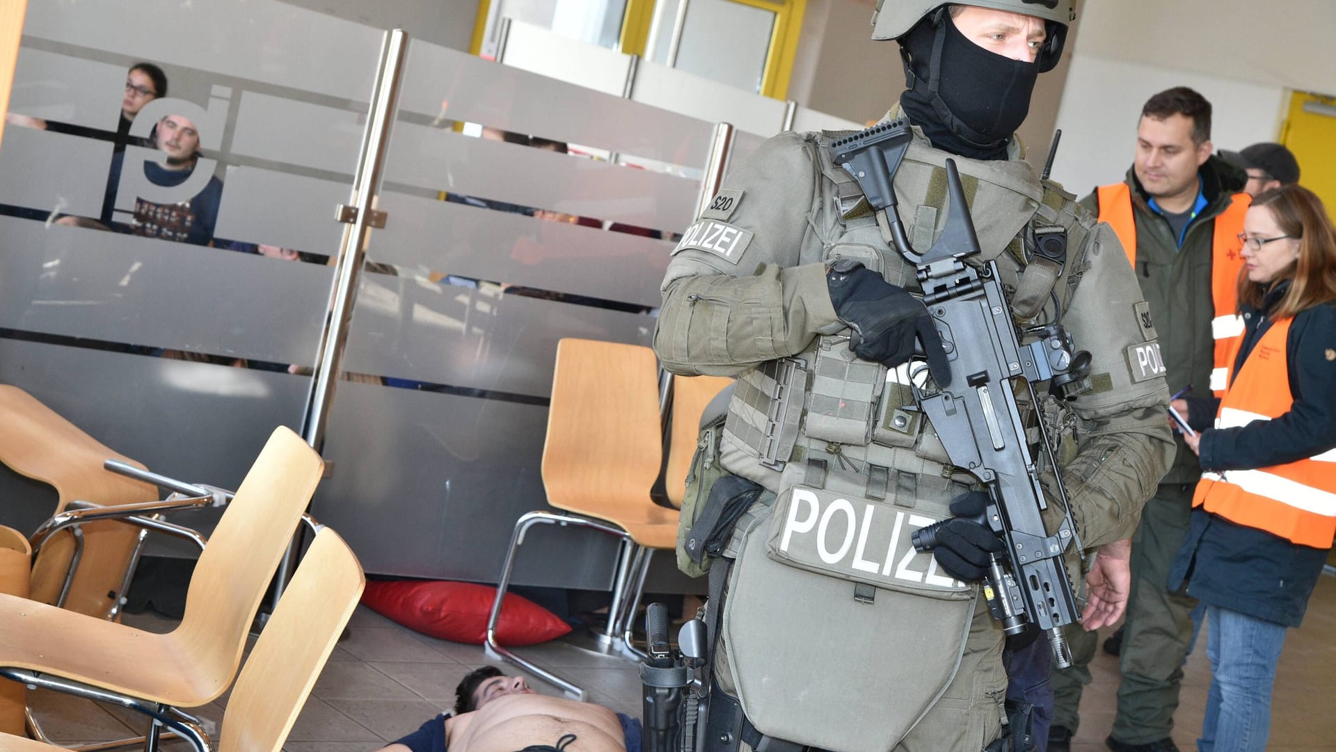 Amok- und Terrorübung an einer Schule (Symbolfoto): Rund um den Bereich am Völkerschlachtdenkmal kann es zu Verkehrsbehinderungen kommen. Amok- und Terrorübung an einer Schule (Symbolfoto): Rund um den Bereich am Völkerschlachtdenkmal kann es zu Verkehrsbehinderungen kommen.
