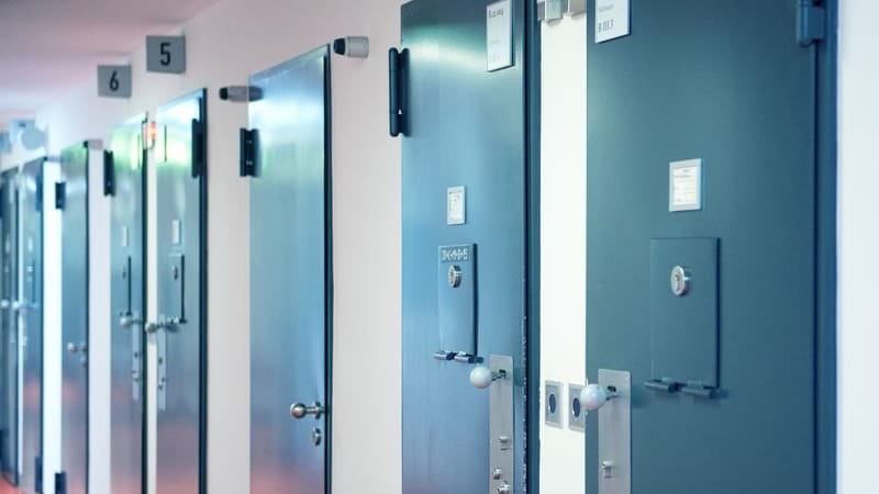 Zellentüren einer Justizvollzugsanstalt für Frauen: Die Insassinnen bekommen Empfängnisverhütung bezahlt. Zellentüren einer Justizvollzugsanstalt für Frauen: Die Insassinnen bekommen Empfängnisverhütung bezahlt.
