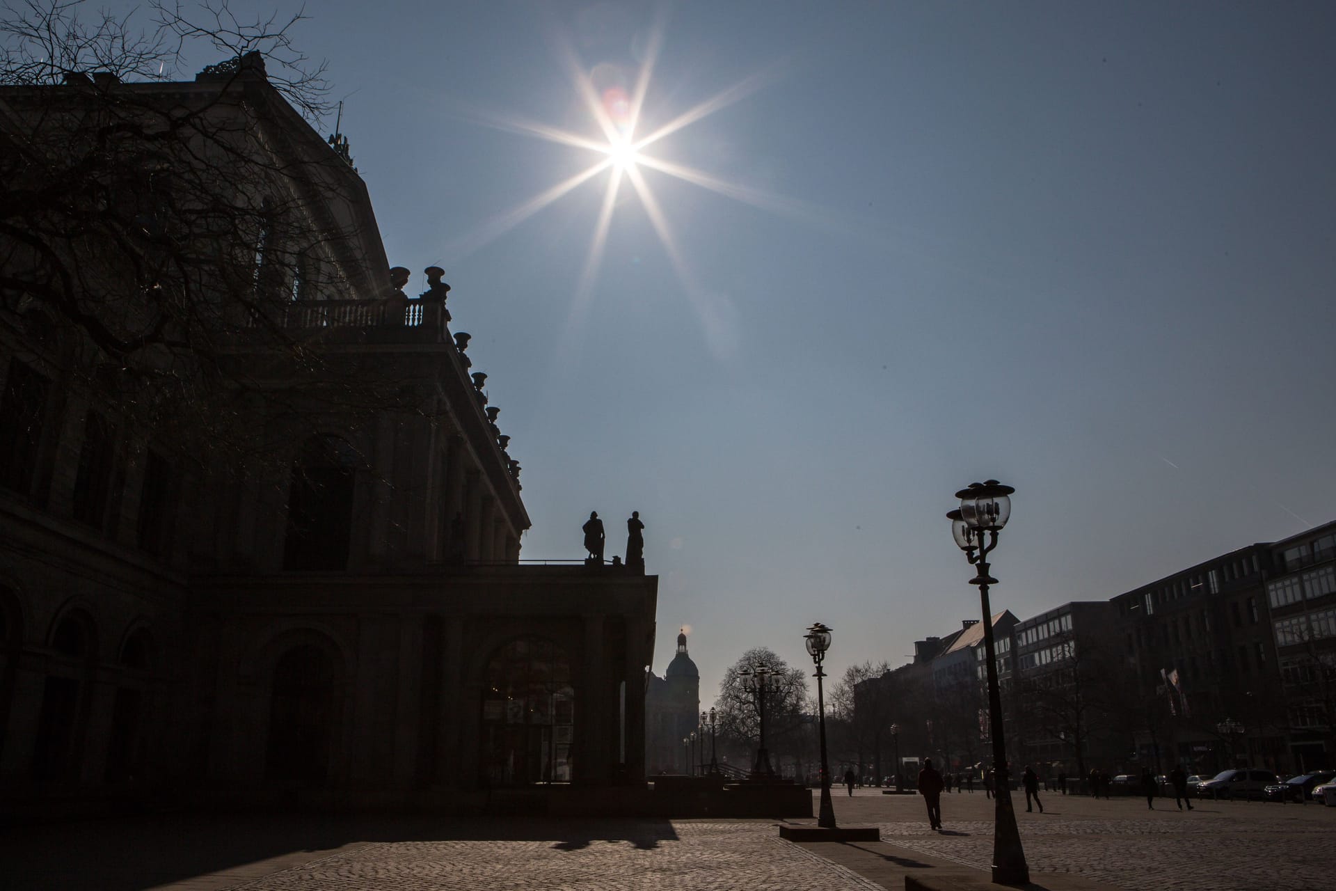 Die Sonnenfinsternis im März 2015 über Hannovers Innenstadt (Archivbild): Auch am Dienstag verdunkelt der Mond unser Zentralgestirn wieder zum Teil.