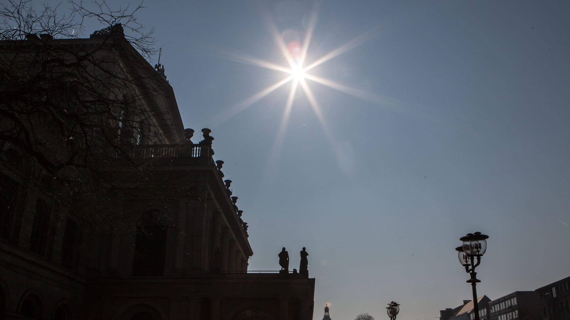 Die Sonnenfinsternis im März 2015 über Hannovers Innenstadt (Archivbild): Auch am Dienstag verdunkelt der Mond unser Zentralgestirn wieder zum Teil.