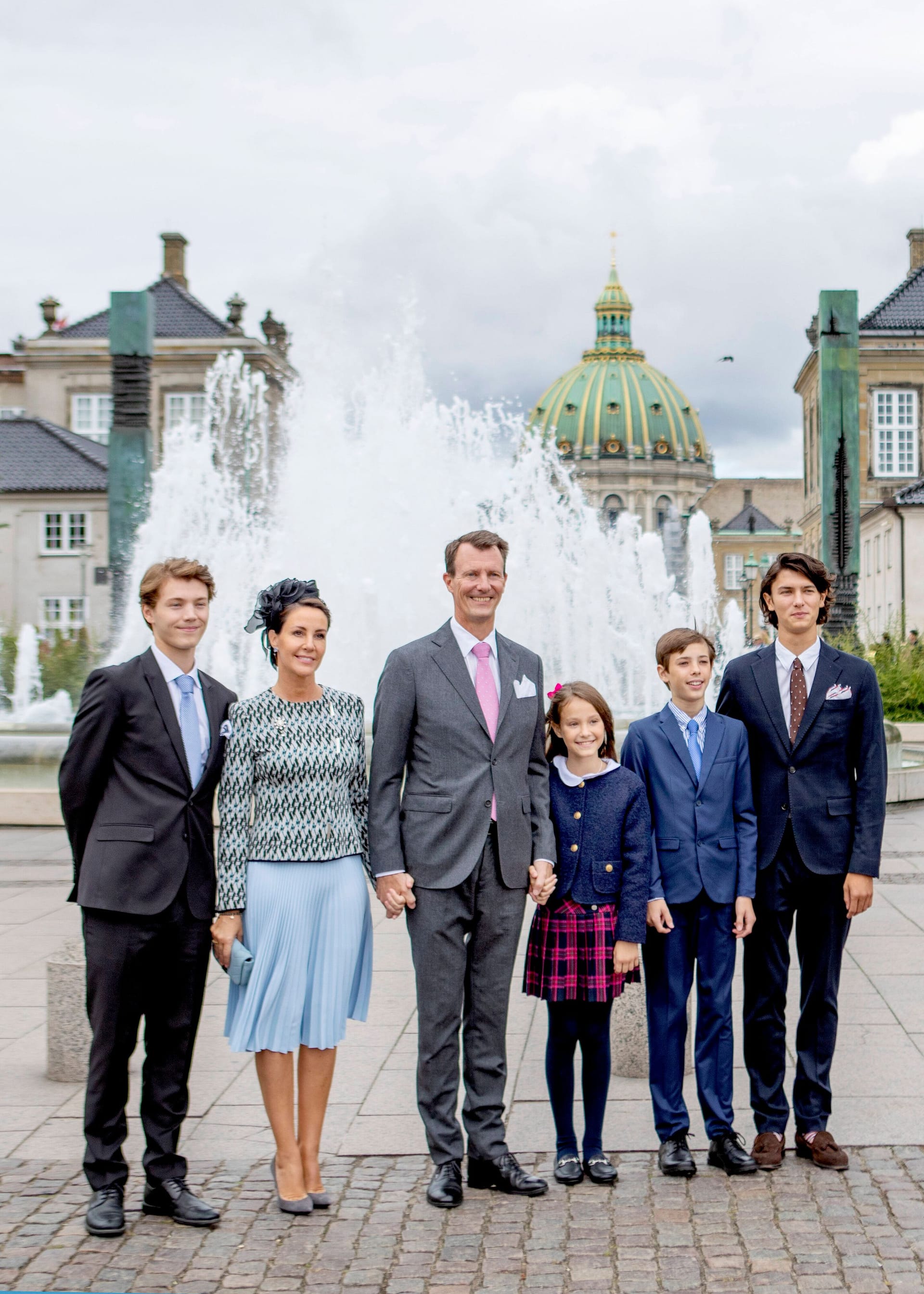 September 2022: Prinz Felix, Prinzessin Marie, Prinz Joachim, Prinzessin Athena, Prinz Henrik und Prinz Nikolai posieren in Kopenhagen.