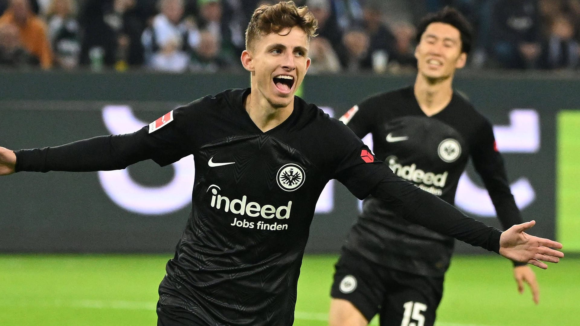 Überragende Leistung: Frankfurts Lindström feiert im Spiel gegen Gladbach.