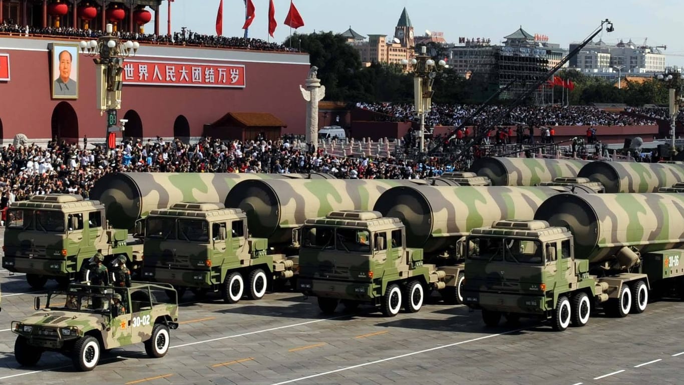 Chinesische Atomraketen bei einer Parade (Archivbild): Forscher in Xian habe jetzt modelliert, wie diese auch zur Zerstörung mehrerer Satelliten eingesetzt werden können.
