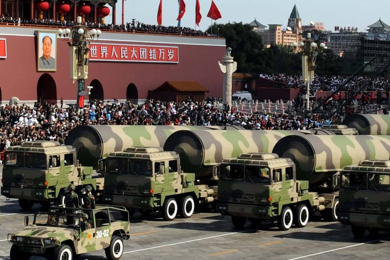 Chinesische Atomraketen bei einer Parade (Archivbild): Forscher in Xian habe jetzt modelliert, wie diese auch zur Zerstörung mehrerer Satelliten eingesetzt werden können.