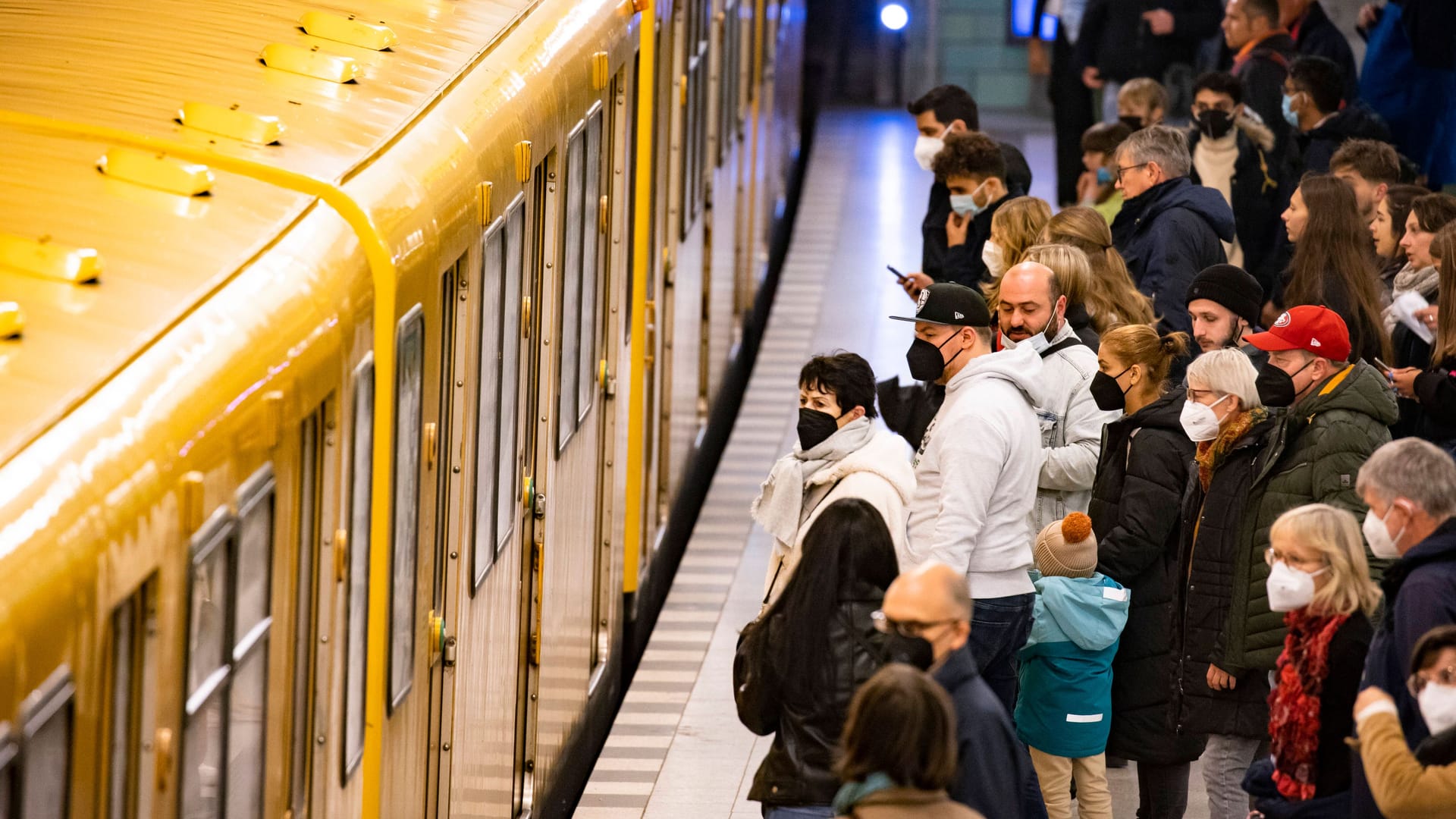 Fahrgäste am Alexanderplatz (Archivbild): Im ÖPNV gilt die Maskenpflicht weiterhin.