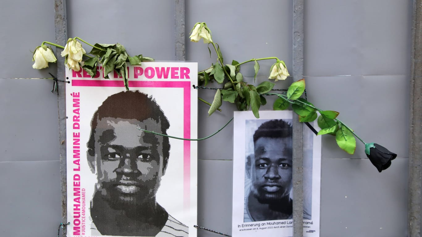 Plakate, Blumen vor der Gedenkstätte des getöteten 16-jährigen Senegalesen Mouhamed Drame vor der St. Antoniuskirche in Dortmund.