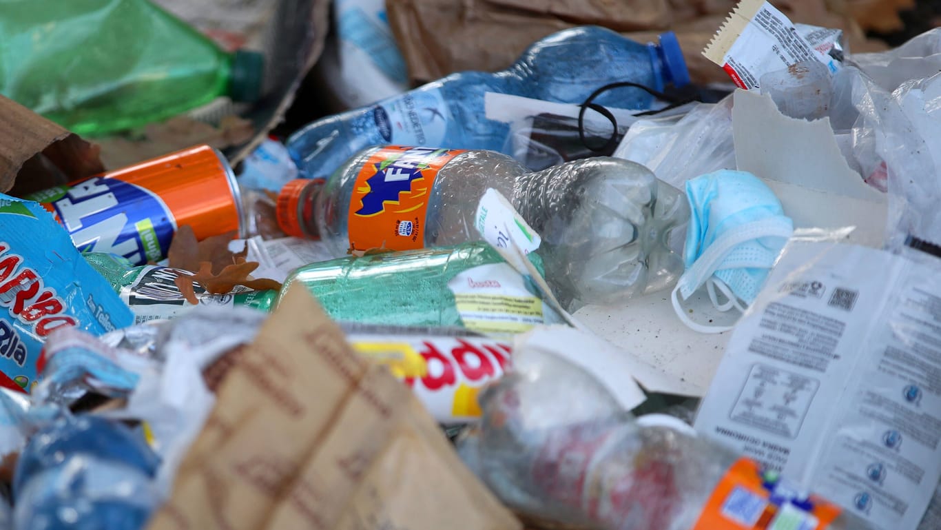 Plastikmüll (Symbolfoto): Greenpeace stattete 53 Plastikmüll-Lieferungen mit Ortungsgeräten aus.