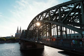Die Hohenzollernbrücke in Köln (Archivbild): Mit einem Spezialfahrzeug wird eine Brückenprüfung vorgenommen.