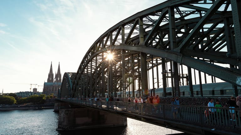 Die Hohenzollernbrücke in Köln (Archivbild): Mit einem Spezialfahrzeug wird eine Brückenprüfung vorgenommen.