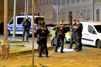 Polizeieinsatz in Leipzig wegen Mann mit Schwert: Bei dem Streit sei es um das gemeinsame Kind gegangen.