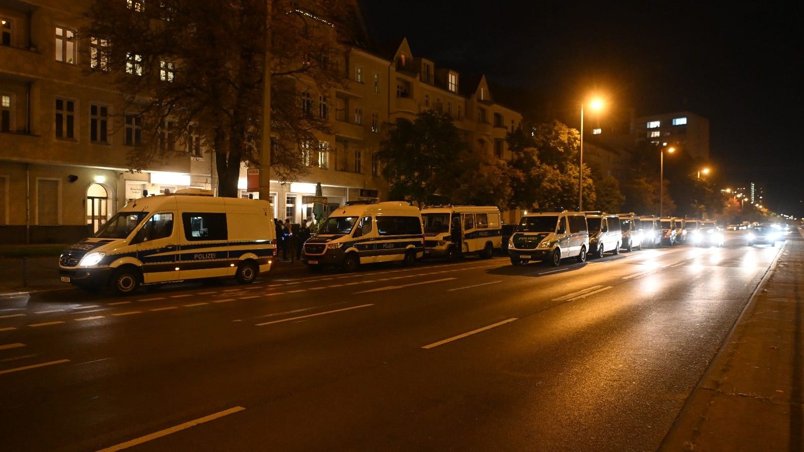 Fahrzeuge der Polizei: Insgesamt 130 Beamte waren bei der Razzia im Einsatz. Fahrzeuge der Polizei: Insgesamt 130 Beamte waren bei der Razzia im Einsatz.